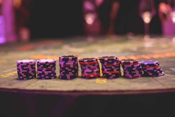 Three Card Poker live-dealer table on marinaslot showing dealer, cards, and betting interface